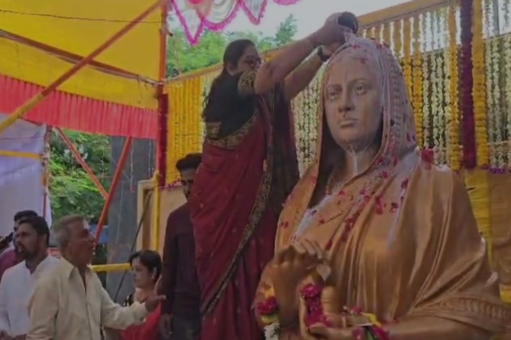 अहिल्यादेवी होळकर यांच्या ३०० व्या जयंतीनिमित्त दुग्धाभिषेक 